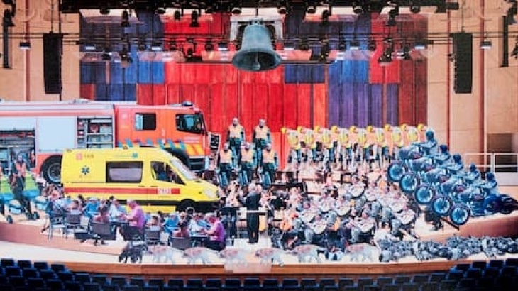 <p>Symphony for one hundred citizens and a traffic light</p>
