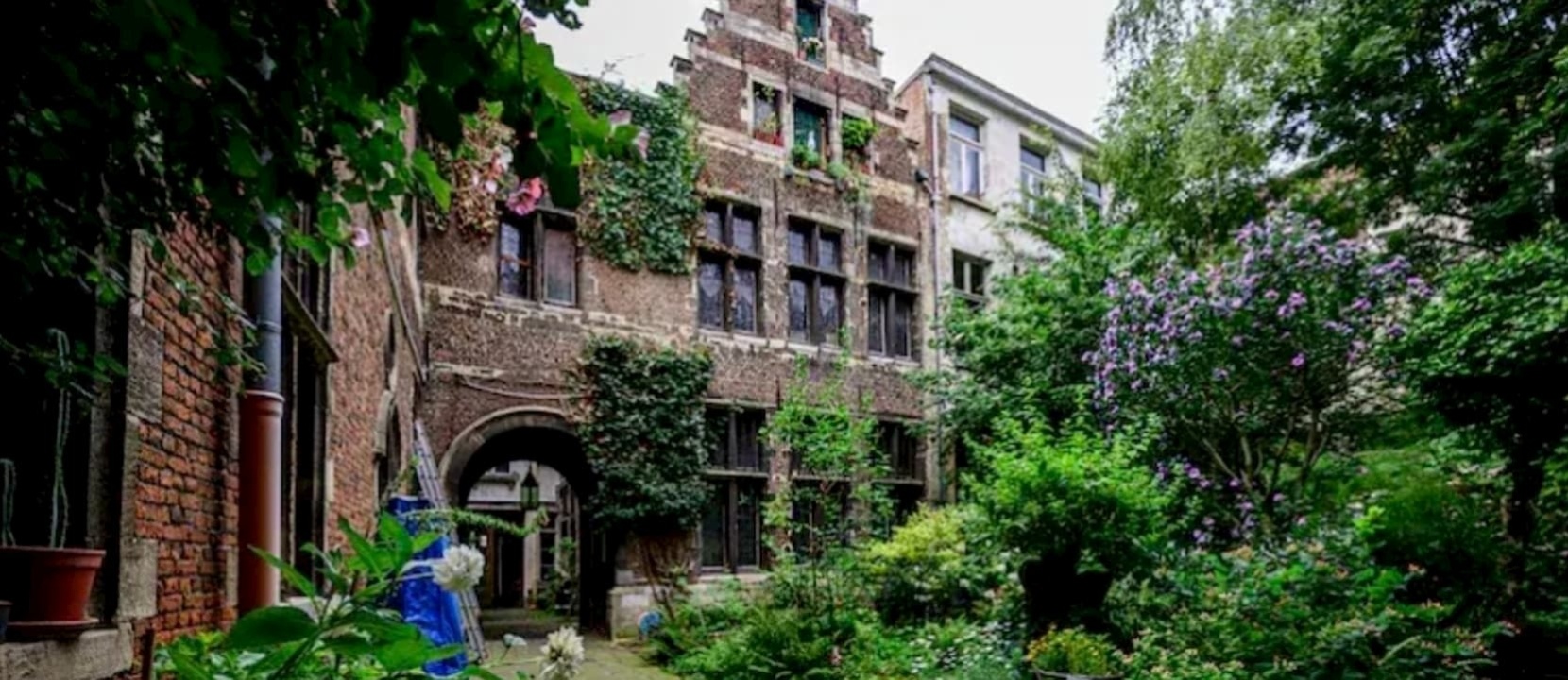 Het historische kunstenaarshuis Ercola in de Wolstraat staat te koop